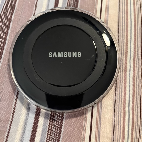 SAMSUNG WIRELESS CHARGING PAD. DOES NOT COME W/ CHARGER. ANY USB WIRE WILL DO - Picture 6 of 7